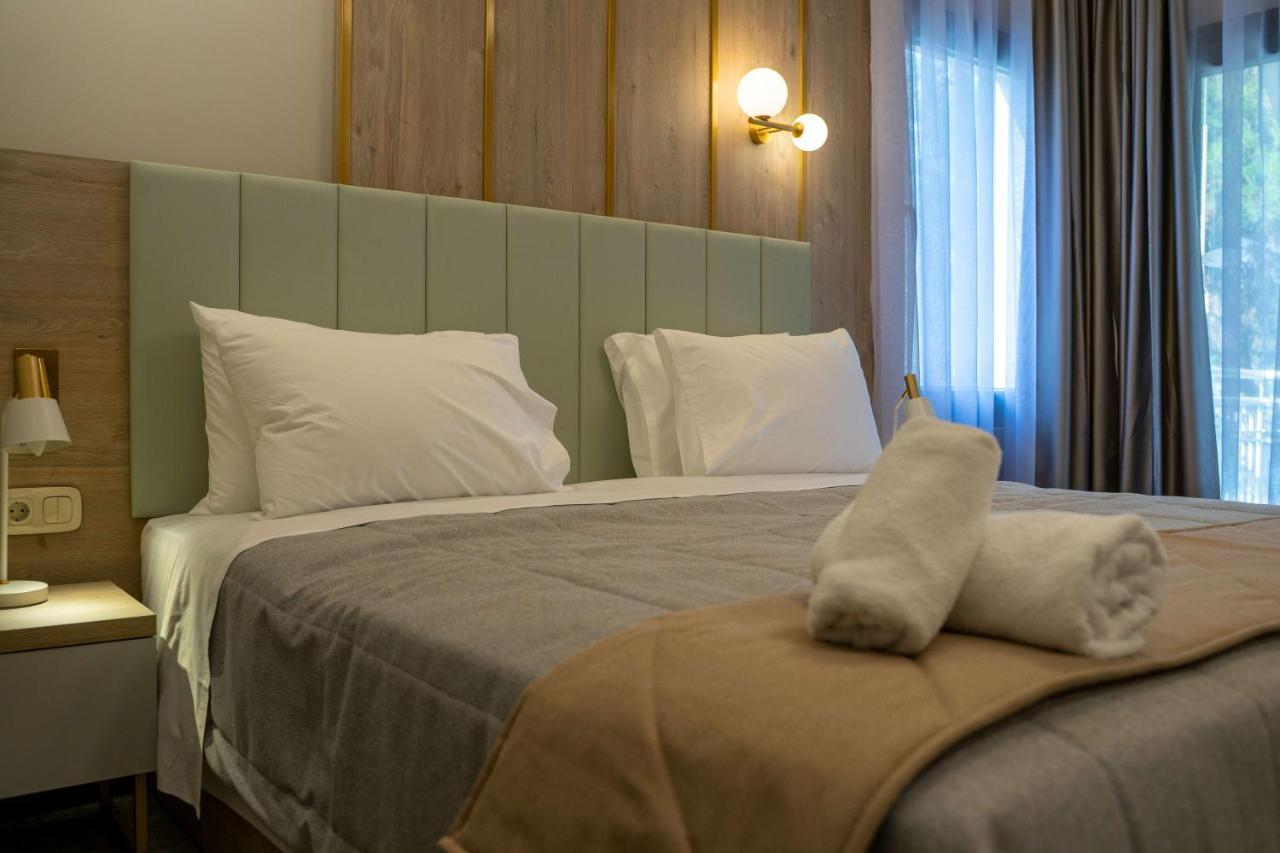 Tosca Beach Hotel Palaiontsiflikion Bagian luar foto