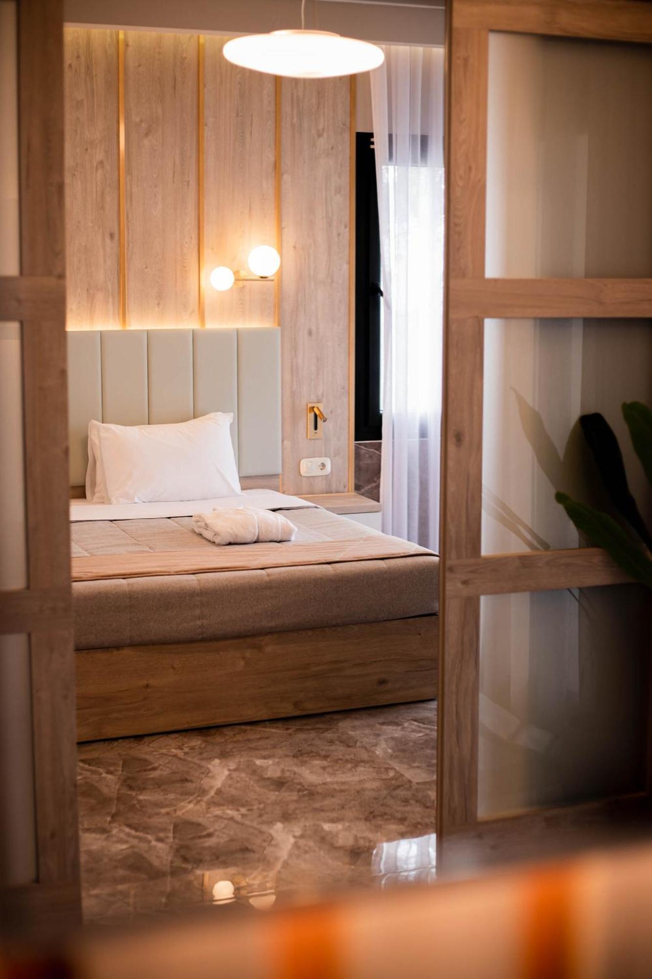 Tosca Beach Hotel Palaiontsiflikion Bagian luar foto