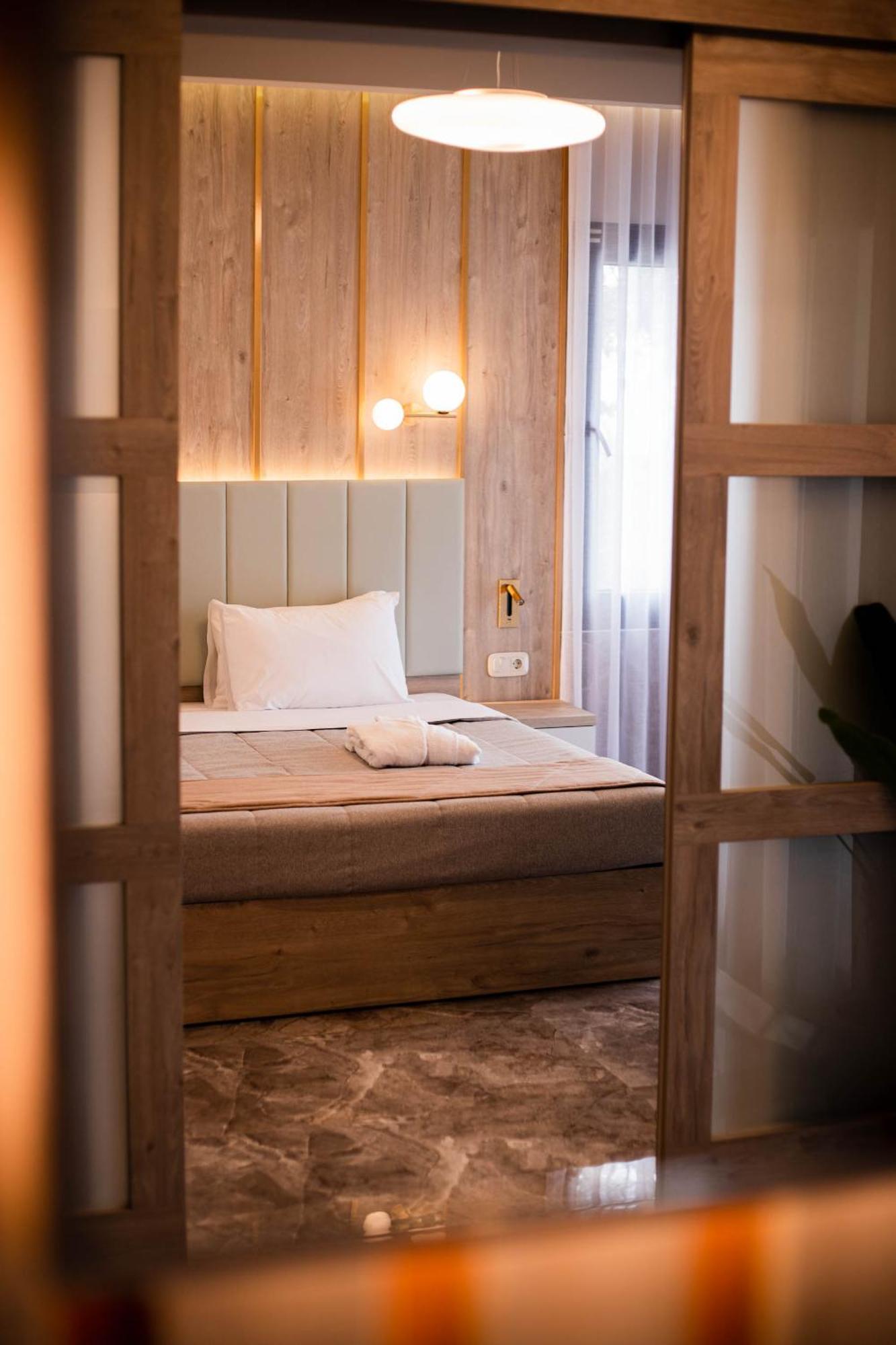 Tosca Beach Hotel Palaiontsiflikion Bagian luar foto