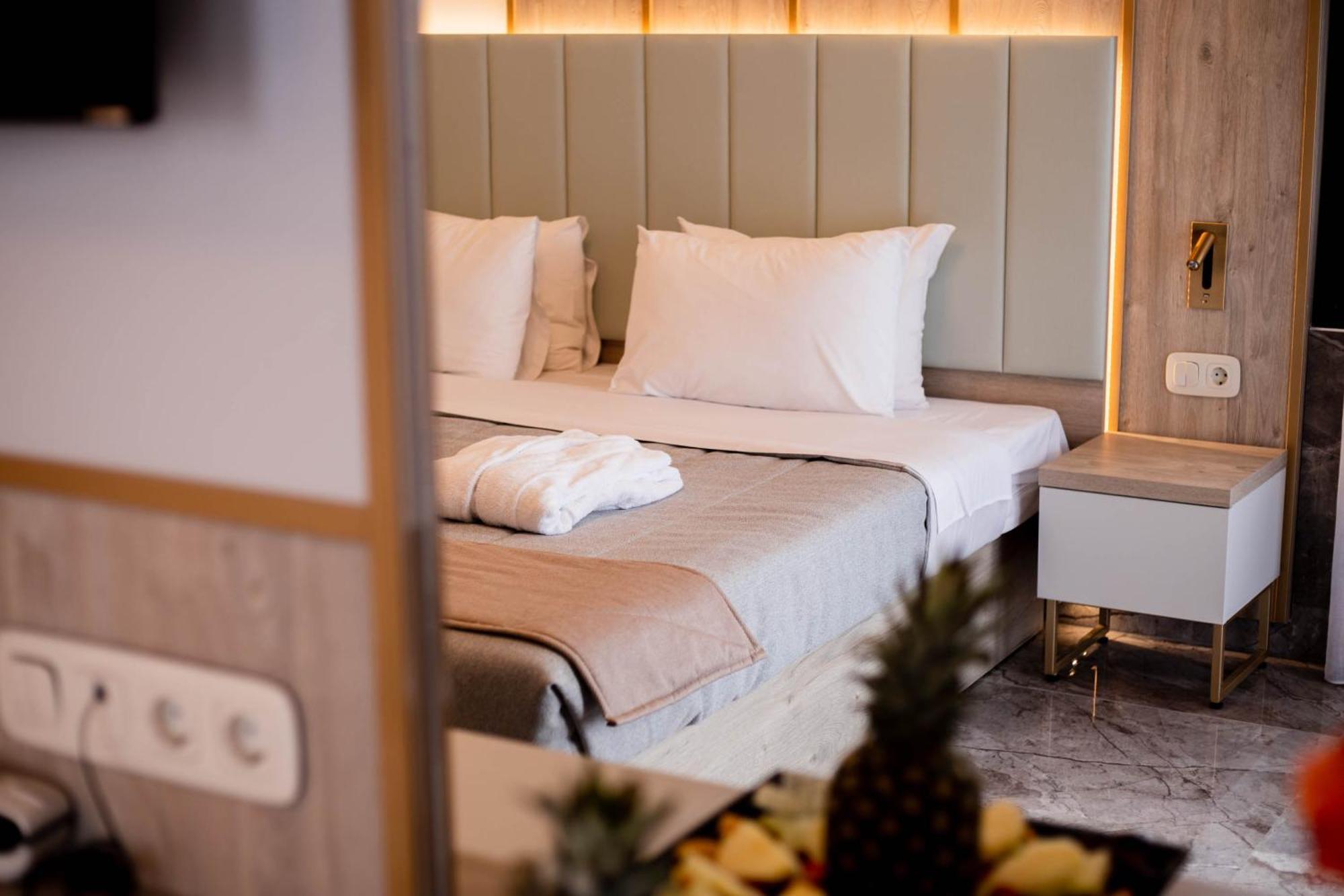 Tosca Beach Hotel Palaiontsiflikion Bagian luar foto