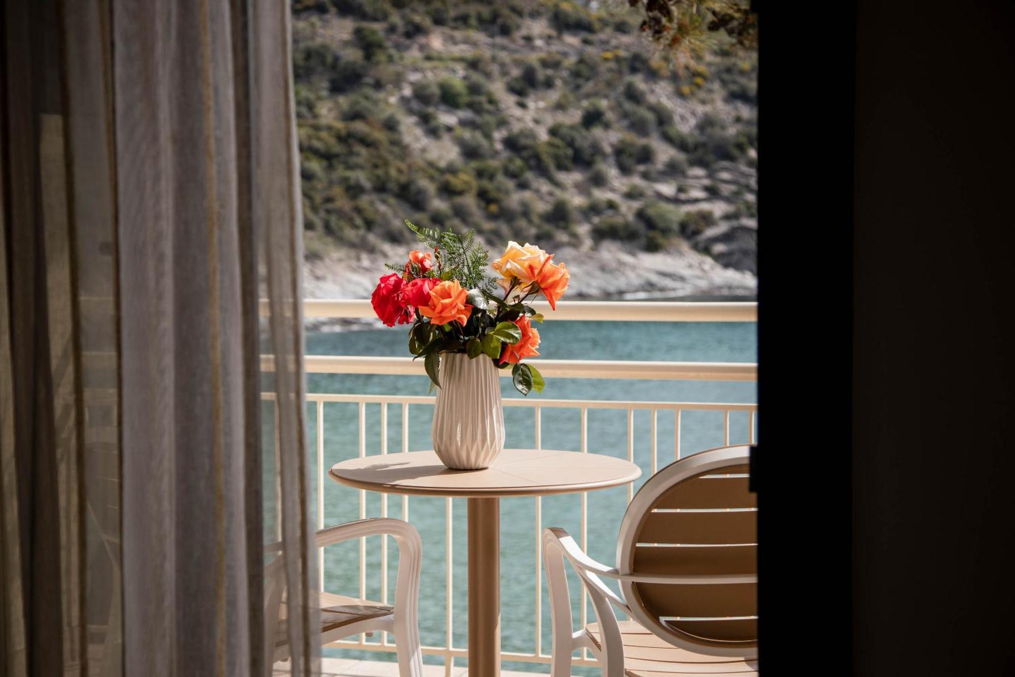Tosca Beach Hotel Palaiontsiflikion Bagian luar foto