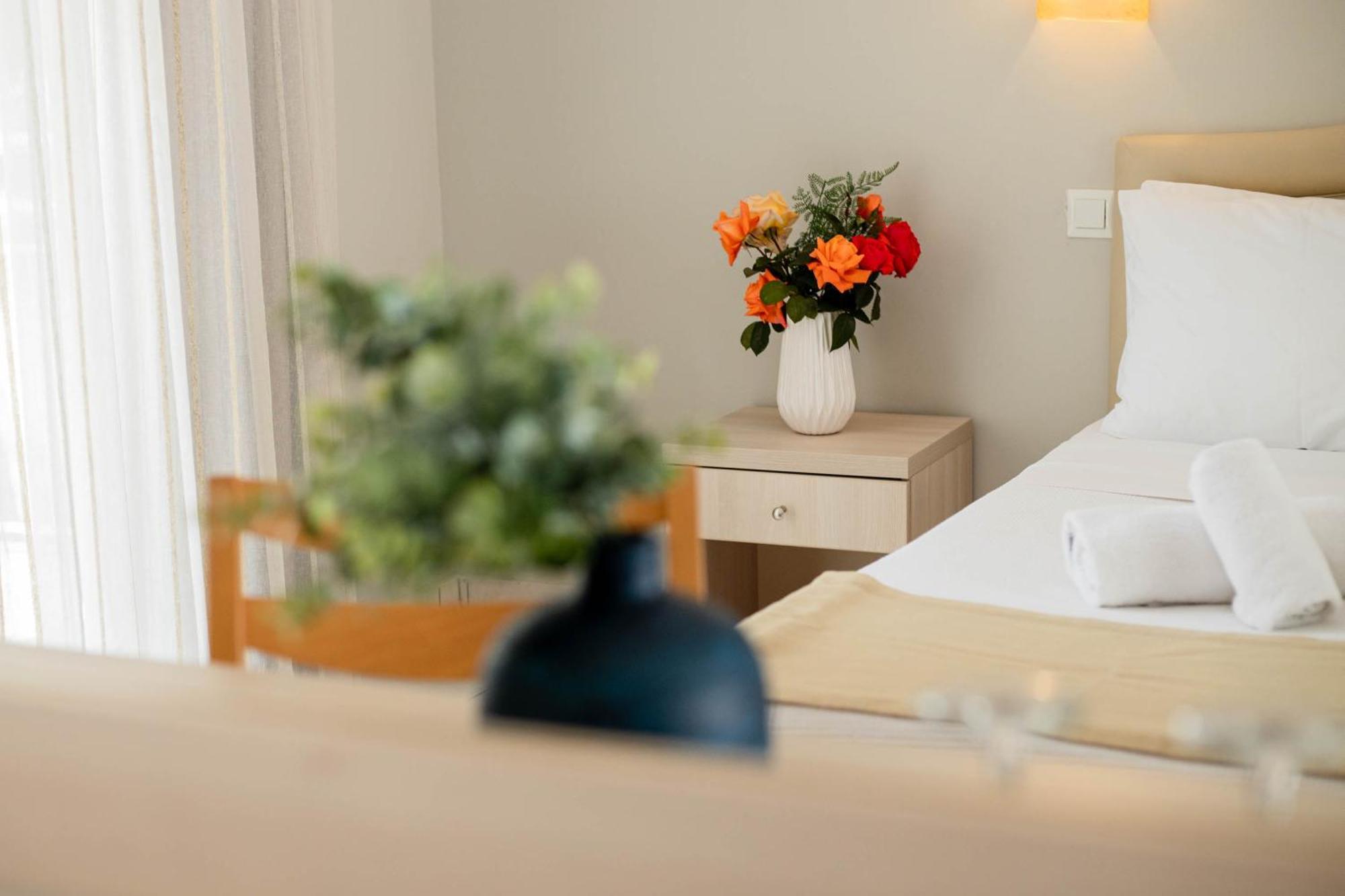 Tosca Beach Hotel Palaiontsiflikion Bagian luar foto