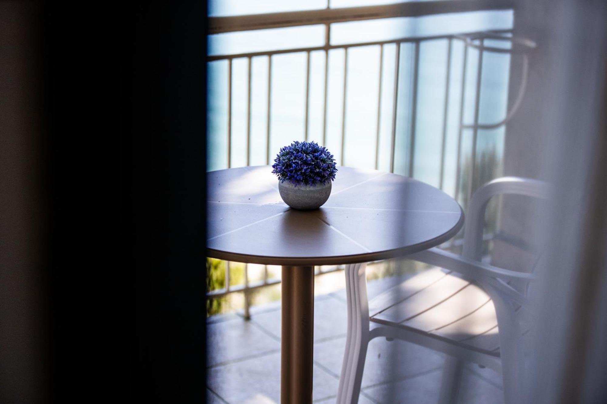 Tosca Beach Hotel Palaiontsiflikion Bagian luar foto