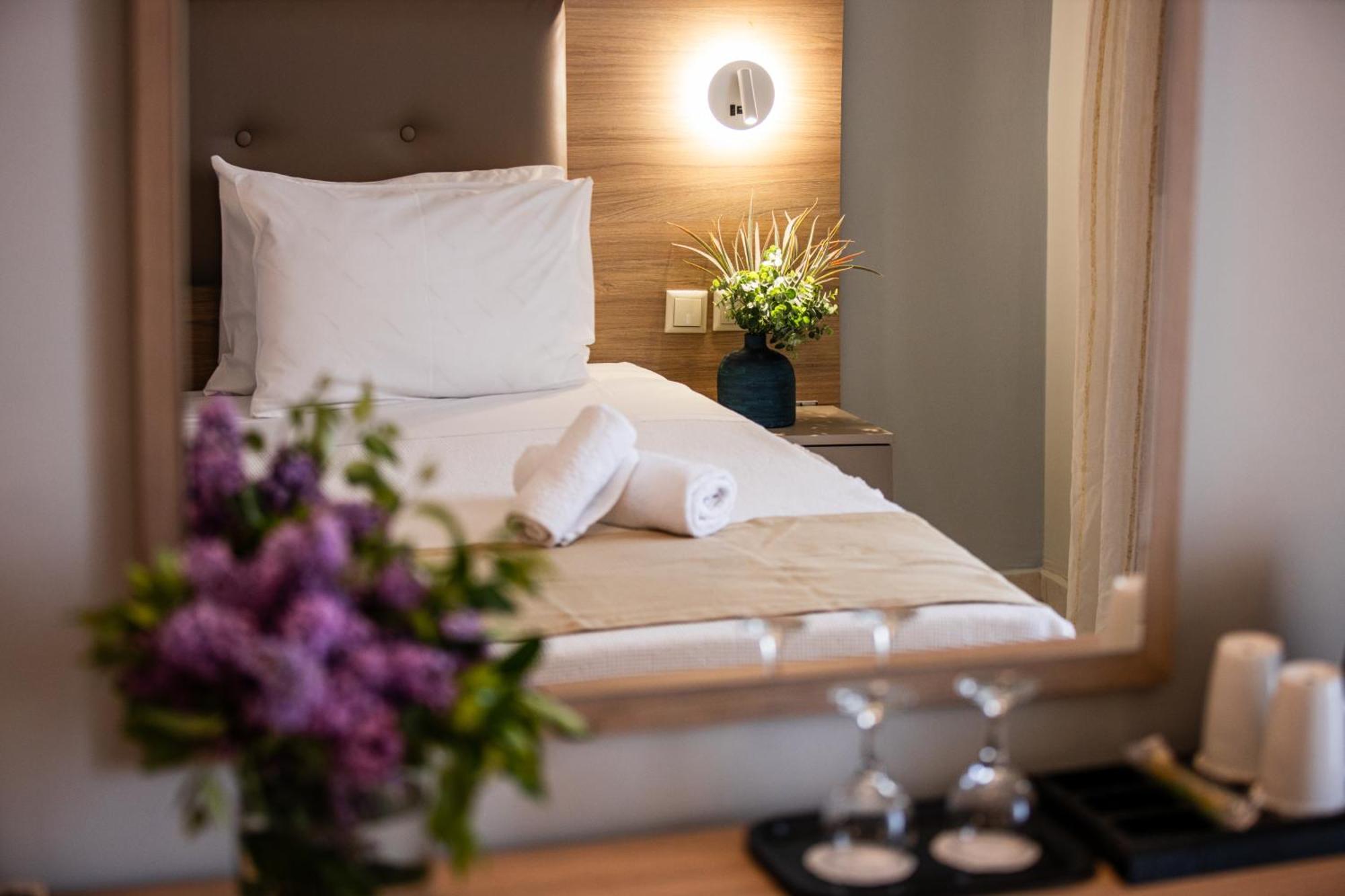 Tosca Beach Hotel Palaiontsiflikion Bagian luar foto