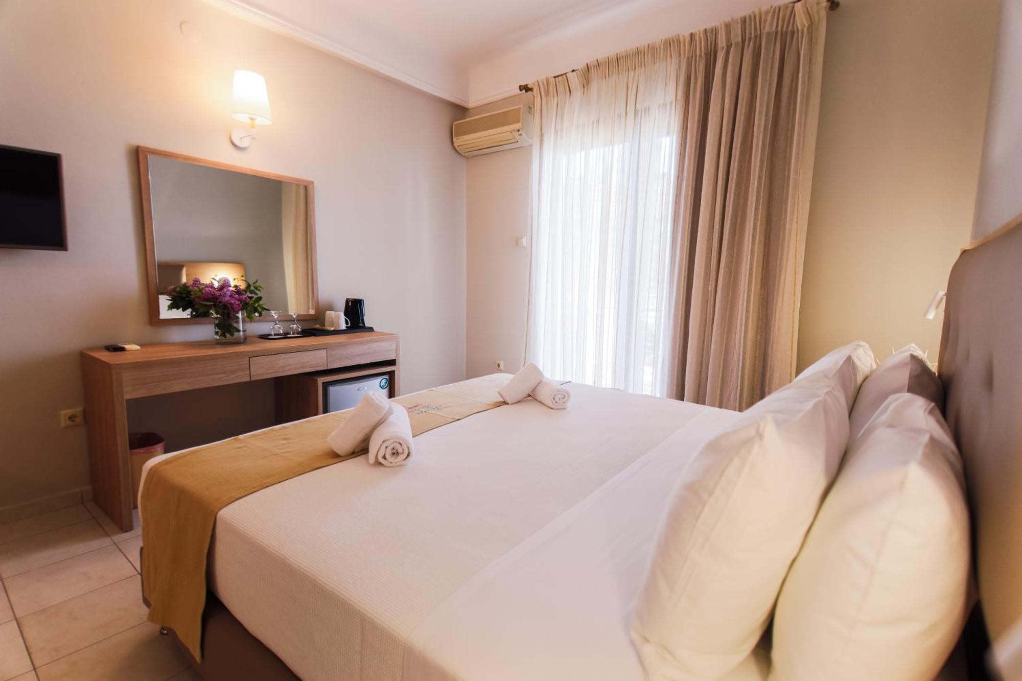 Tosca Beach Hotel Palaiontsiflikion Bagian luar foto