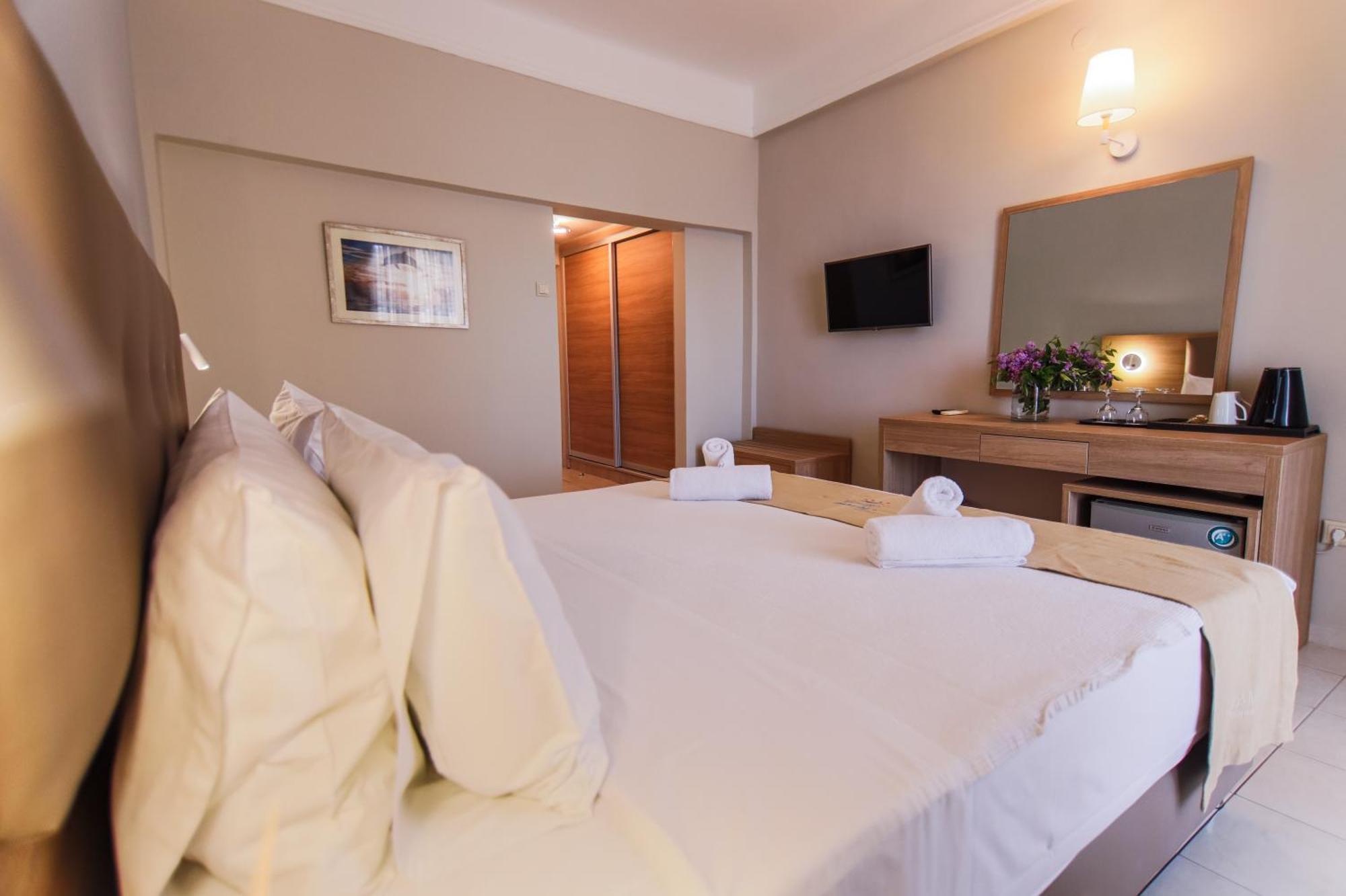 Tosca Beach Hotel Palaiontsiflikion Bagian luar foto