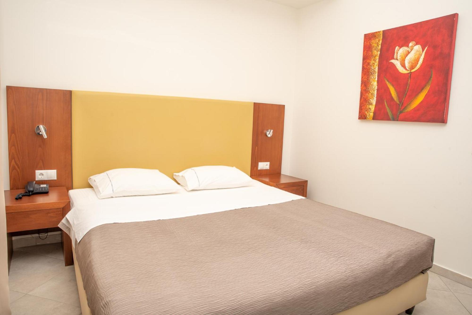 Tosca Beach Hotel Palaiontsiflikion Bagian luar foto
